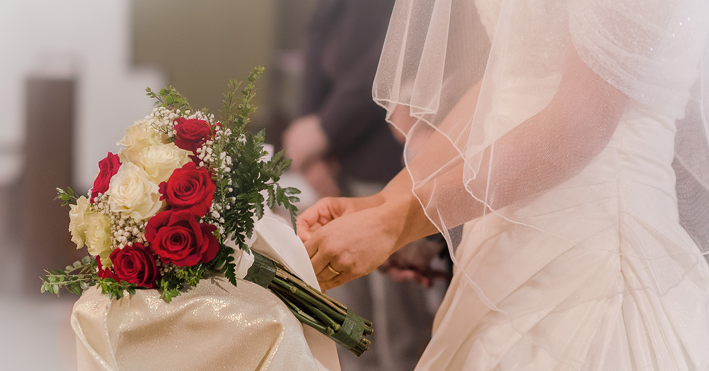 Servizio fotografico per matrimonio con fotografia di bouket e dettaglio vestito sposa