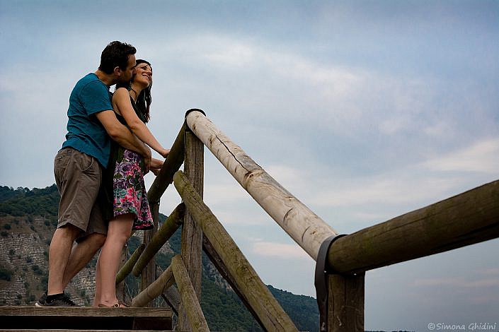 Servizio fotografico di coppia con fidanzati che si abbracciano