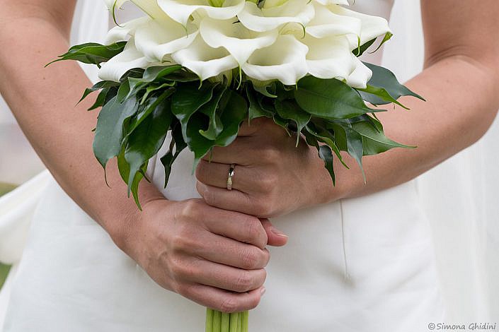 Servizio fotografico per matrimonio con bouquet tra le mani della sposa