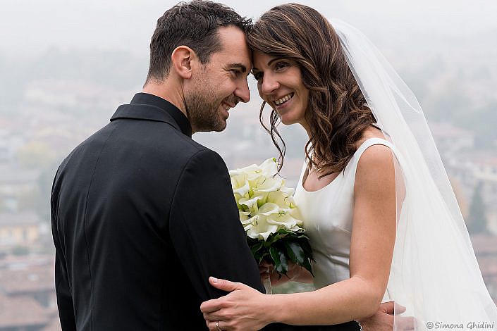 Servizio fotografico per matrimonio con sguardi sposi felici