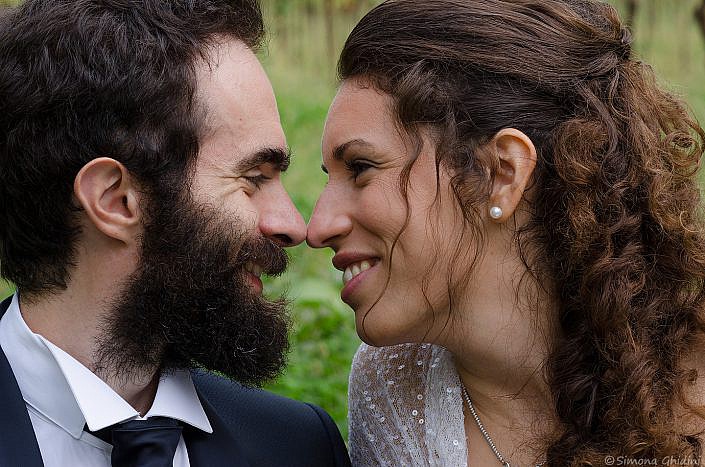 Servizio fotografico per matrimonio con sguardo sposi in primo piano